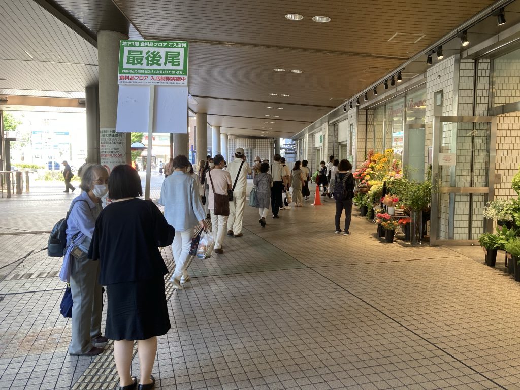 東武船橋店食品フロアの入場制限の様子